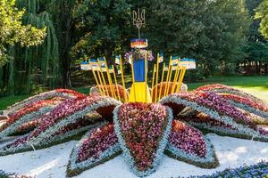 beeldhouwwerk gemaakt van zomer bloemen foto