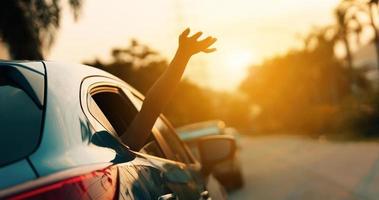 hatchback auto reizen het rijden weg reis van vrouw zomer vakantie in blauw auto Bij zonsondergang, meisjes gelukkig op reis genieten vakantie en ontspanning met vrienden samen krijgen de atmosfeer en Gaan naar bestemming foto