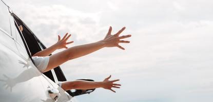 hatchback auto reizen het rijden weg reis van familie zomer vakantie in auto Bij zonsondergang, meisjes gelukkig op reis genieten vakantie en ontspanning samen krijgen de atmosfeer en Gaan naar bestemming foto