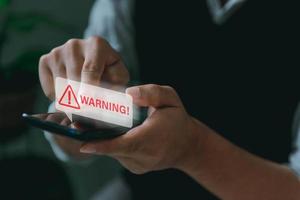 systeem gehackt waarschuwing alert, Mens gebruik makend van smartphone met cyber aanval netwerk, virus, spyware, oplichterij of kwaadaardig software. cyber veiligheid en cybercriminaliteit. aangetast informatie internet foto