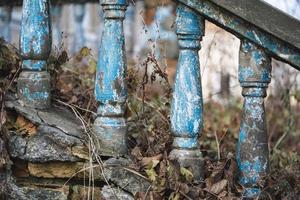 een balustrade Aan de traliewerk van een oud gebarsten trappenhuis foto