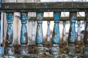 een balustrade Aan de traliewerk van een oud gebarsten trappenhuis foto