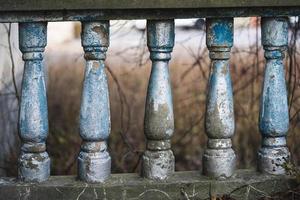 een balustrade Aan de traliewerk van een oud gebarsten trappenhuis foto