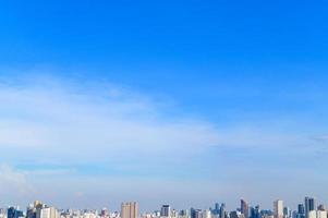 blauw Doorzichtig lucht in zomer dag over- de stad foto