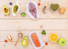 ketogeen laag koolhydraten eetpatroon concept. ingrediënten voor de gezond voedingsmiddelen selectie opstelling Aan houten achtergrond met kopiëren ruimte. foto