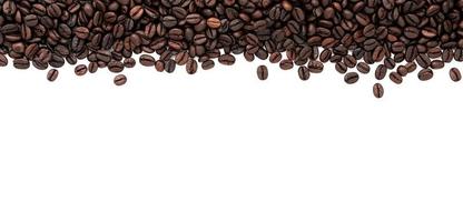 donker geroosterd koffie bonen opstelling Aan wit achtergrond met kopiëren ruimte. foto