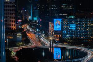 nacht stadsgezicht, en verkeer licht van snelweg in langzaam snelheid Luik beweging effect en lawaai.jakarta, Indonesië .januari 9 2023 foto