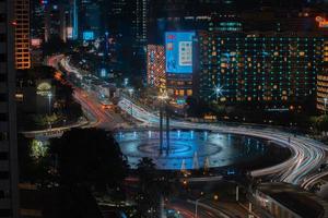 nacht stadsgezicht, en verkeer licht van snelweg in langzaam snelheid Luik beweging effect en lawaai.jakarta, Indonesië .januari 9 2023 foto