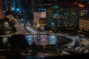 nacht stadsgezicht, en verkeer licht van snelweg in langzaam snelheid Luik beweging effect en lawaai.jakarta, Indonesië .januari 9 2023 foto