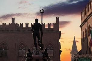 de fontein van Neptunus in bologna Bij ochtendgloren. Italië foto