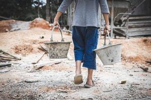 arm kinderen zijn gedwongen naar werk bouw, geweld kinderen en mensenhandel concept, anti-kind arbeid, rechten dag Aan december 10. foto