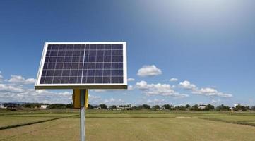 fotovoltaïsch paneel, nieuwe technologie voor het opslaan en gebruiken van de kracht van de natuur met menselijk leven, duurzame energie en milieuvriendelijk concept. foto