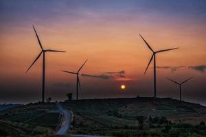 wind turbines over- een zonsondergang achtergrond. foto