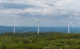wind turbines Aan geel lucht foto