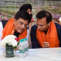 nieuw Delhi, Indië - november 27 2022 - pijoesj goaal kabinet minister en kern lid van bharatiya janate partij bjp gedurende een rally in ondersteuning van bjp kandidaat verder van mcd lokaal lichaam verkiezingen 2022 foto