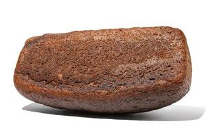 gebakken rogge meel brood in de vorm van een steen Aan een wit geïsoleerd achtergrond foto