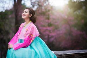 hanbok, de traditioneel Koreaans jurk en mooi Aziatisch meisje met sakura foto