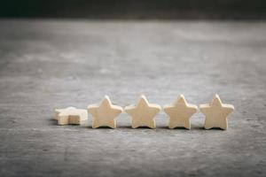 houten vijf ster vorm Aan tafel. de het beste uitstekend bedrijf Diensten beoordeling klant ervaring concept.op grijs achtergrond foto