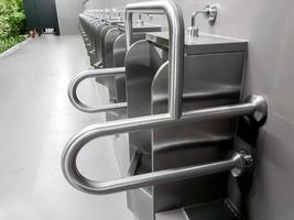 detailopname mannen urinoir voor kreupel persoon in openbaar toilet. ontworpen en gemaakt van roestvrij staal naar voorkomen Roest en modern Look. foto