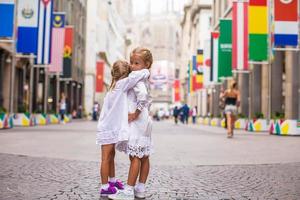 weinig aanbiddelijk meisjes wandelen in Milaan Aan Italiaans vakantie foto
