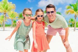 vader en kinderen genieten van strand zomer vakantie foto