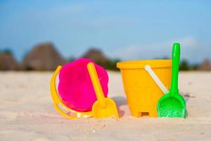 kinderen strand speelgoed Aan wit zanderig strand foto