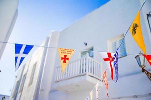 straat met kleurrijk vlaggen in mykonos, Griekenland foto