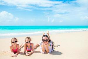 gelukkig mooi familie Aan een tropisch strand vakantie foto