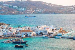 visie van traditioneel Grieks dorp met wit huizen Aan Mykonos eiland, Griekenland, foto