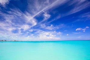 mooi wit zand strand en turkoois schoon water foto