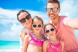 gelukkig familie Aan de strand gedurende zomer vakantie foto