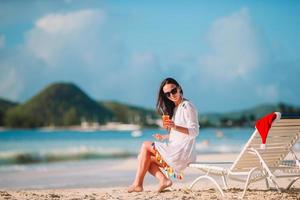 jong vrouw met smakelijk cocktail Aan zomer vakantie foto