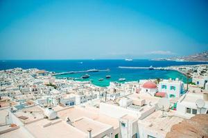 visie van traditioneel Grieks dorp met wit huizen Aan Mykonos eiland, Griekenland, foto