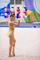 mooi weinig gymnast meisje Aan de tapijt Aan de wedstrijd foto