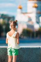 weinig aanbiddelijk meisje luisteren muziek- in de park foto