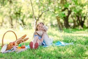 twee weinig kinderen Aan picknick in de park foto