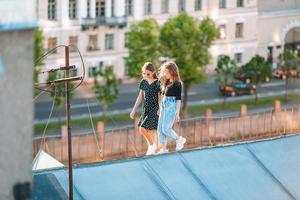 schattig meisjeszoon op het dak genieten van met visie van mooi zonsondergang in Sankt petersburg in Rusland foto