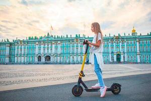 weinig meisje Bij paleis vierkant, st petersburg, Rusland foto