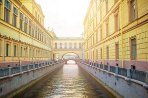 oude straten en dijk met de Neva rivier- in de stad van heilige petersburg foto