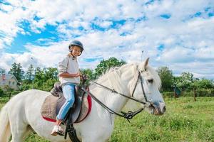 meisje rijden een wit paard Aan natuur foto