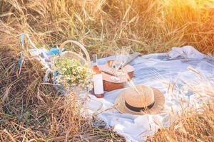 detailopname van picknick Aan natuur in tarwe veld. foto