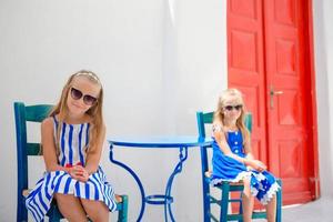 twee meisjes Aan vakantie in Grieks dorp foto