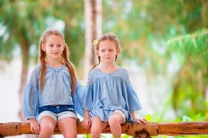 aanbiddelijk weinig meisjes gedurende zomer strand vakantie foto