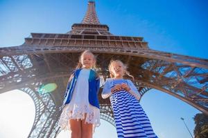 aanbiddelijk weinig meisjes in Parijs achtergrond de eiffel toren foto