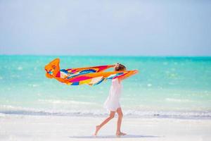 weinig meisje hve pret Aan de strand foto