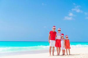 gelukkig familie Aan strand Kerstmis vakantie foto