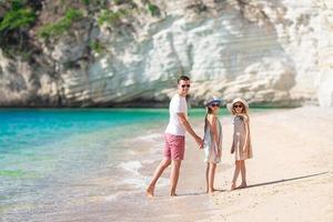 vader en kinderen genieten van strand zomer vakantie foto
