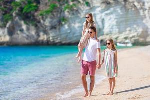 vader en kinderen genieten van strand zomer vakantie foto