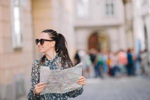 jong vrouw met een stad kaart in stad. reizen toerist meisje met kaart in Wenen buitenshuis gedurende vakantie in Europa. foto