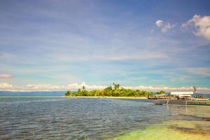 panoramisch visie van perfect strand met groen handpalmen, wit zand en turkoois water foto